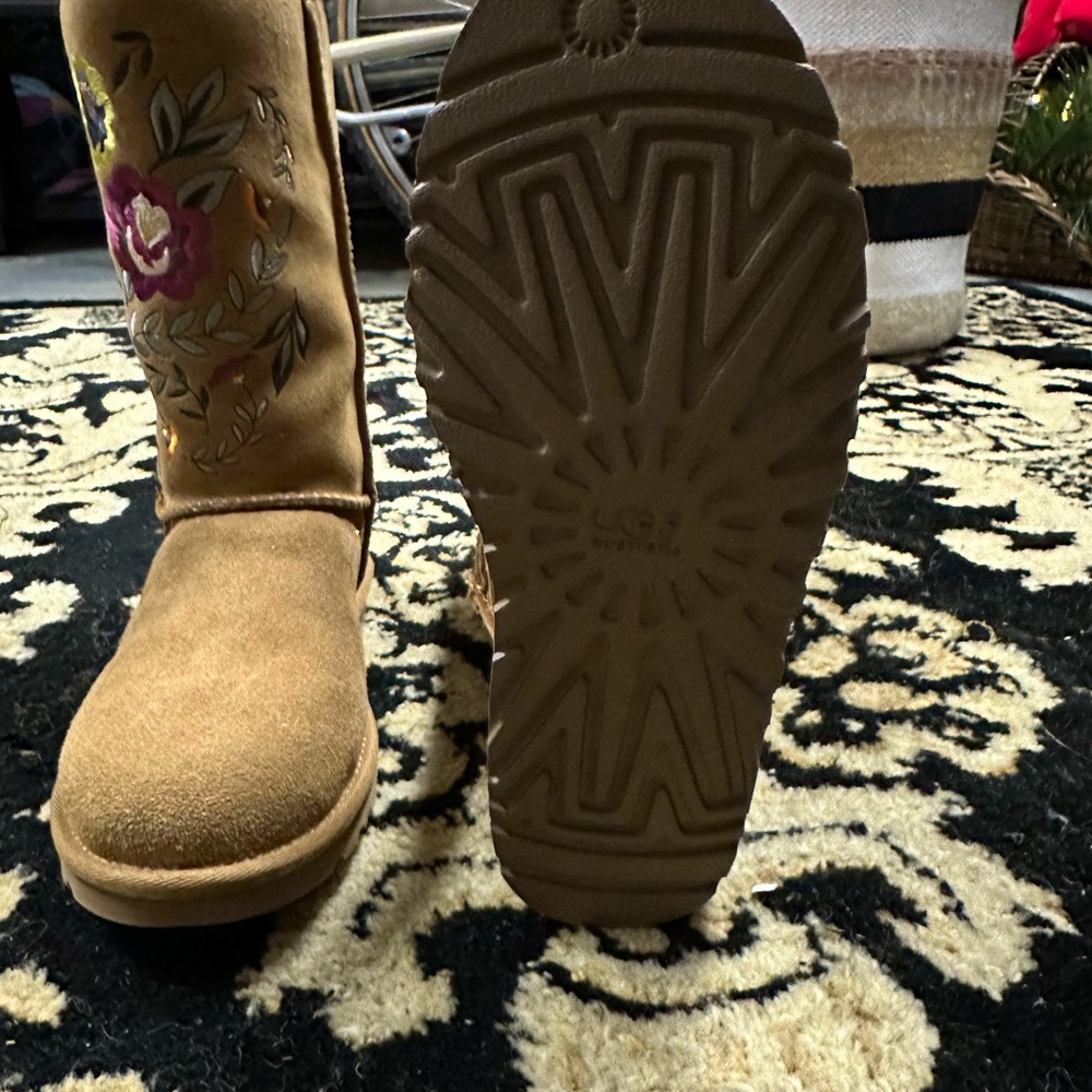 Ugg brown floral boots NWOT - Picture 2 of 3